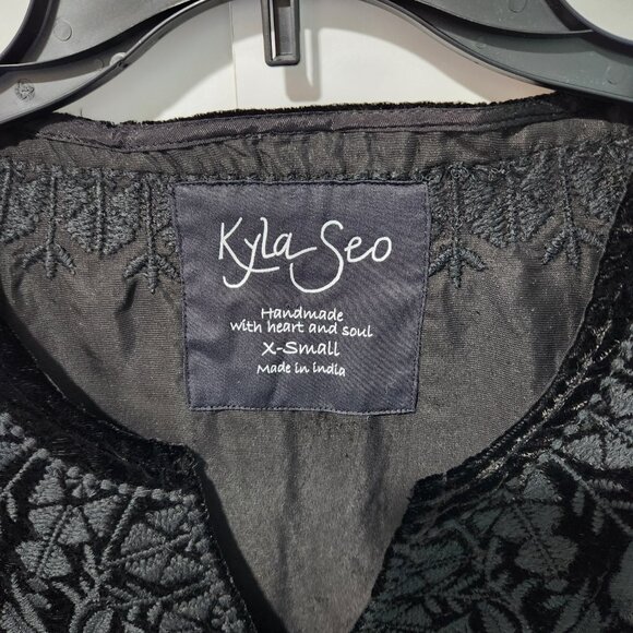 Kyla Seo Black Vintage Look Velvet Embroidered Top Blouse with 3/4 Sleeves XS - Picture 2 of 6